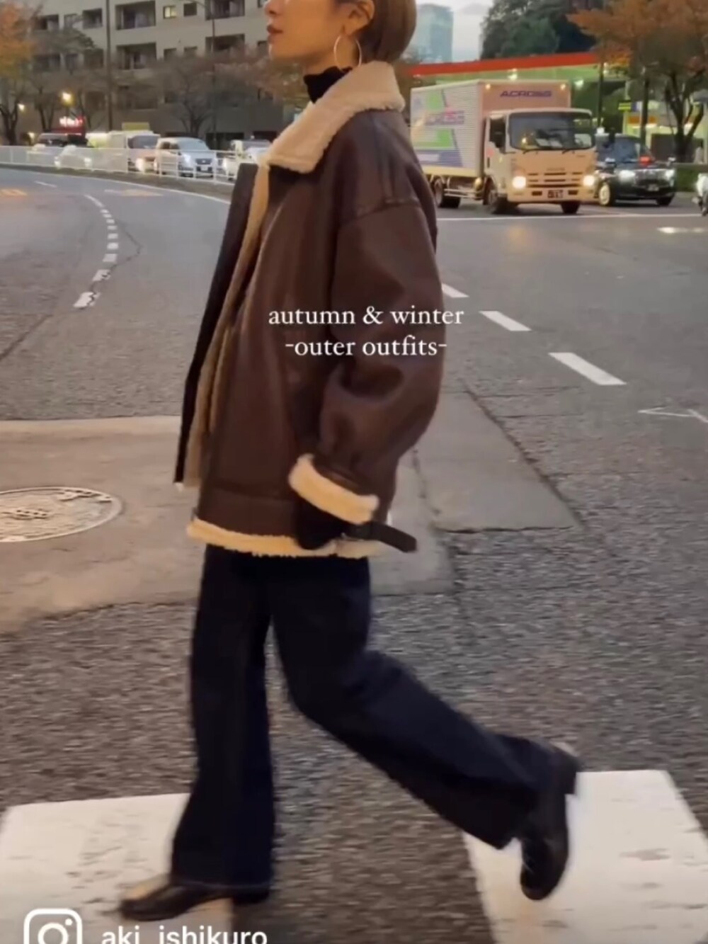 ブラウン系のムートンコート、ブルー系のデニムパンツ、ブラック系のTシャツ/カットソーを着用したレディースの秋コーディネートの2枚目の写真