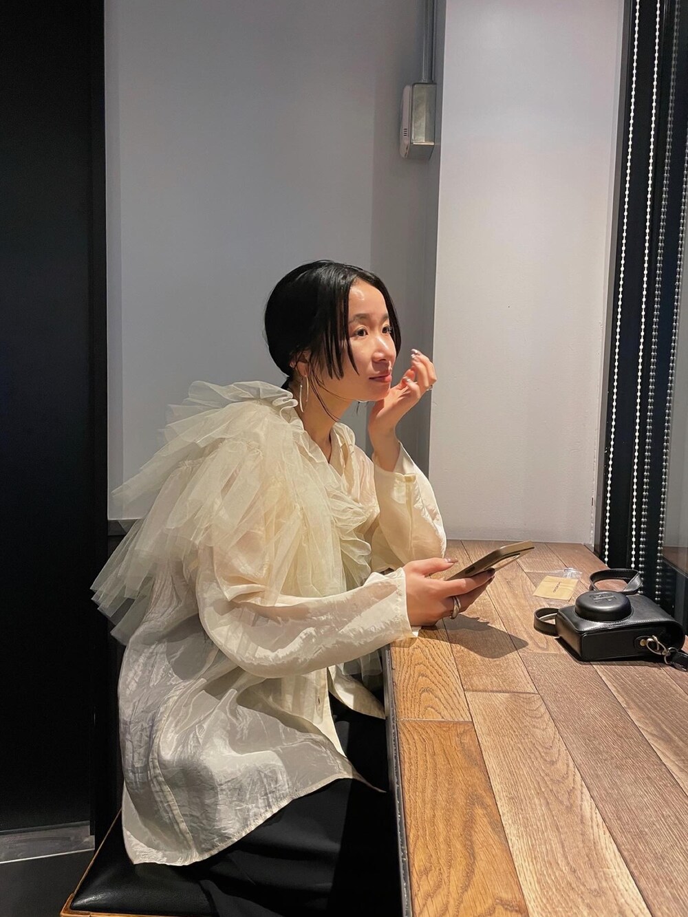 ホワイト系のシャツ/ブラウス、ベージュ系のベストを着用したレディースの冬コーディネートの4枚目の写真