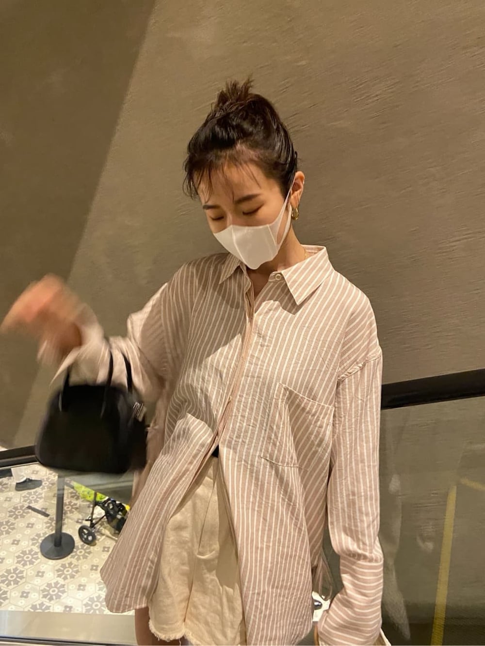 ピンク系のシャツ/ブラウス、ブラック系のハンドバッグを着用したレディースの春コーディネートの5枚目の写真