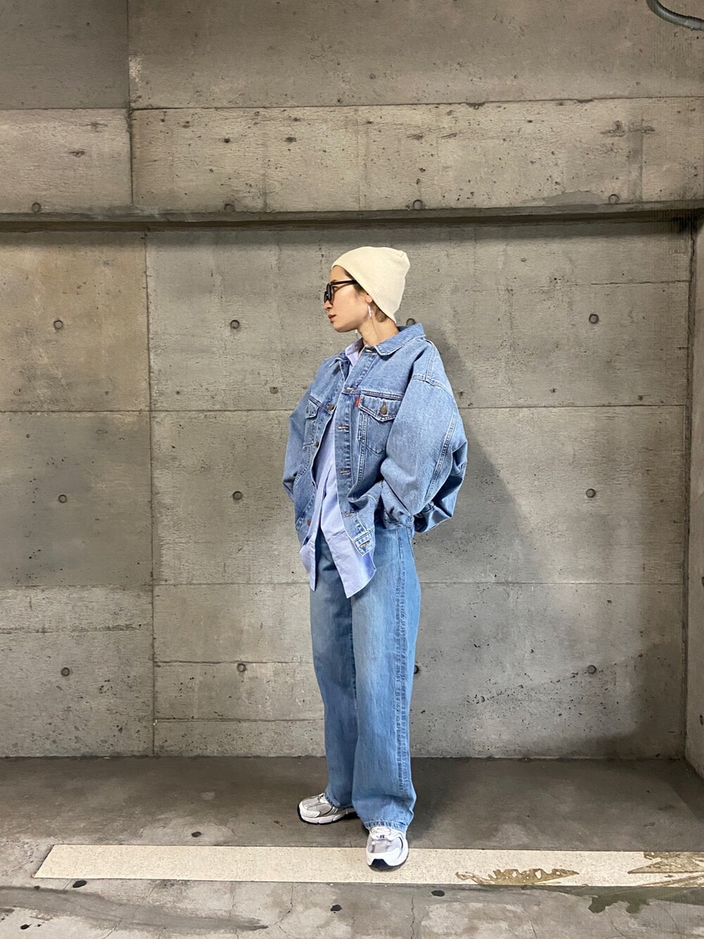 ブルー系のデニムジャケット、ブルー系のデニムパンツ、その他のシャツ/ブラウスを着用したレディースの冬コーディネートの7枚目の写真