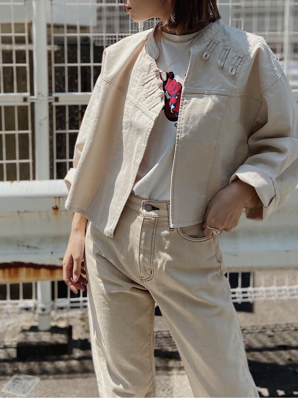 ホワイト系のデニムパンツ、ホワイト系のブルゾン、ホワイト系のTシャツ/カットソーを着用したレディースの春コーディネートの4枚目の写真