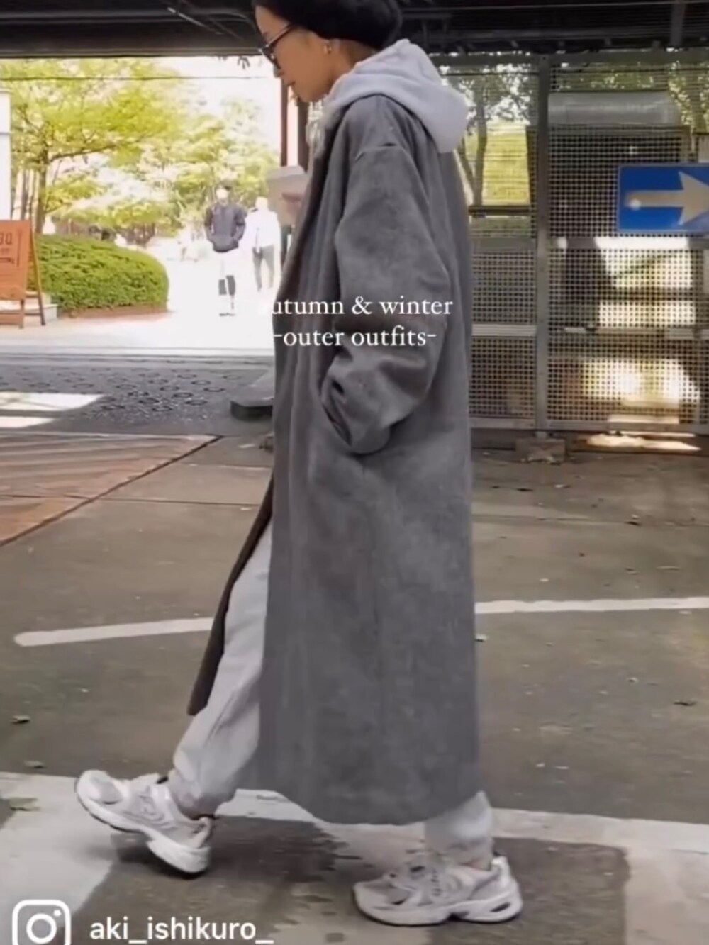 グレー系のパーカーを着用したレディースの秋コーディネートの2枚目の写真