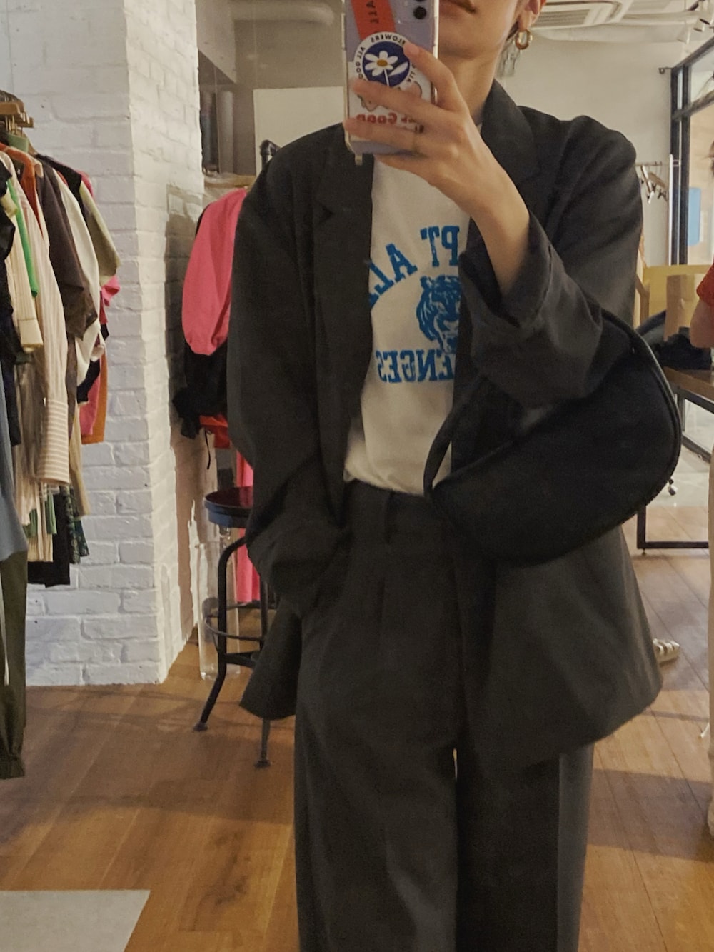 ホワイト系のTシャツ/カットソー、グレー系のセットアップを着用したレディースの春コーディネートの3枚目の写真