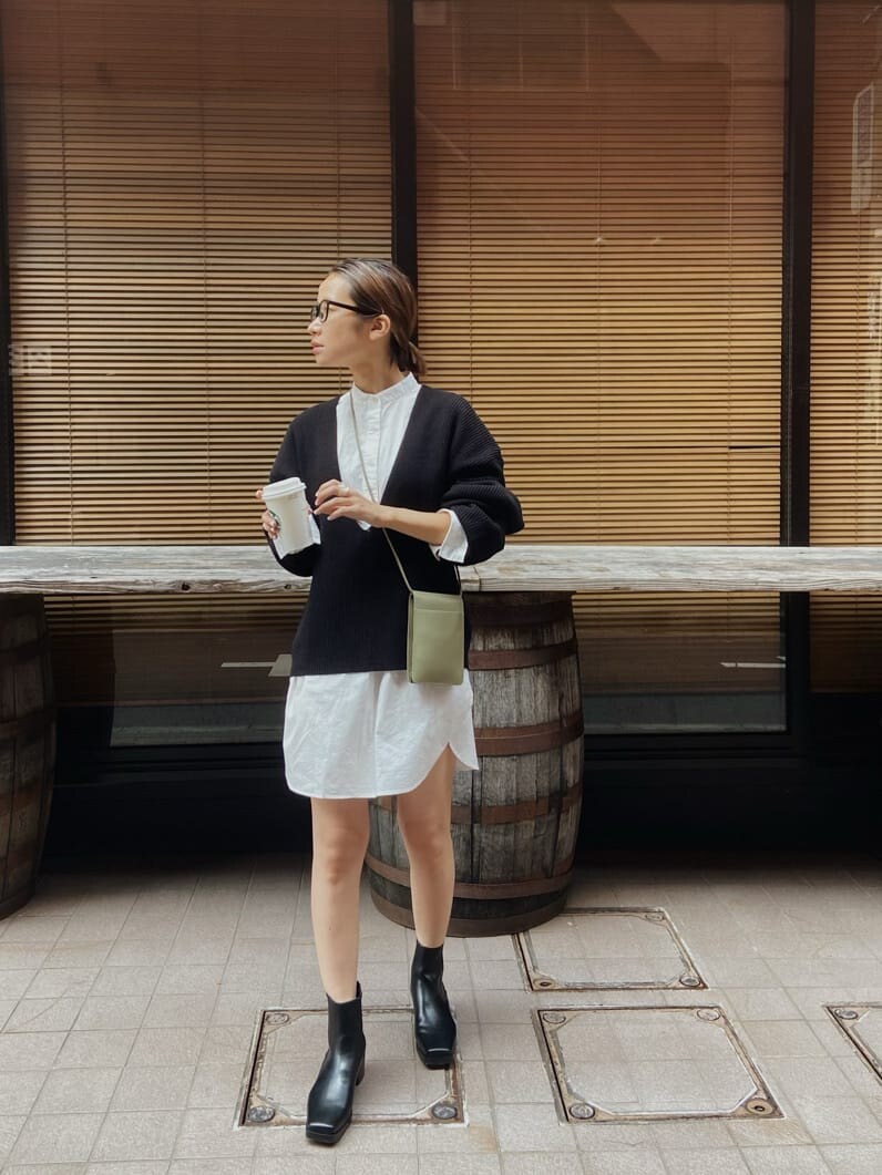 ホワイト系のシャツ/ブラウス、ブラック系のブーツ、ブラック系のニット/セーターを着用したレディースの秋コーディネートの4枚目の写真