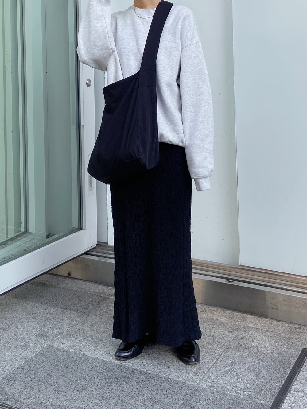 ブラック系のスカート、ブラック系のショルダーバッグ、ブラック系のニットキャップ/ビーニーを着用したレディースの冬コーディネートの5枚目の写真