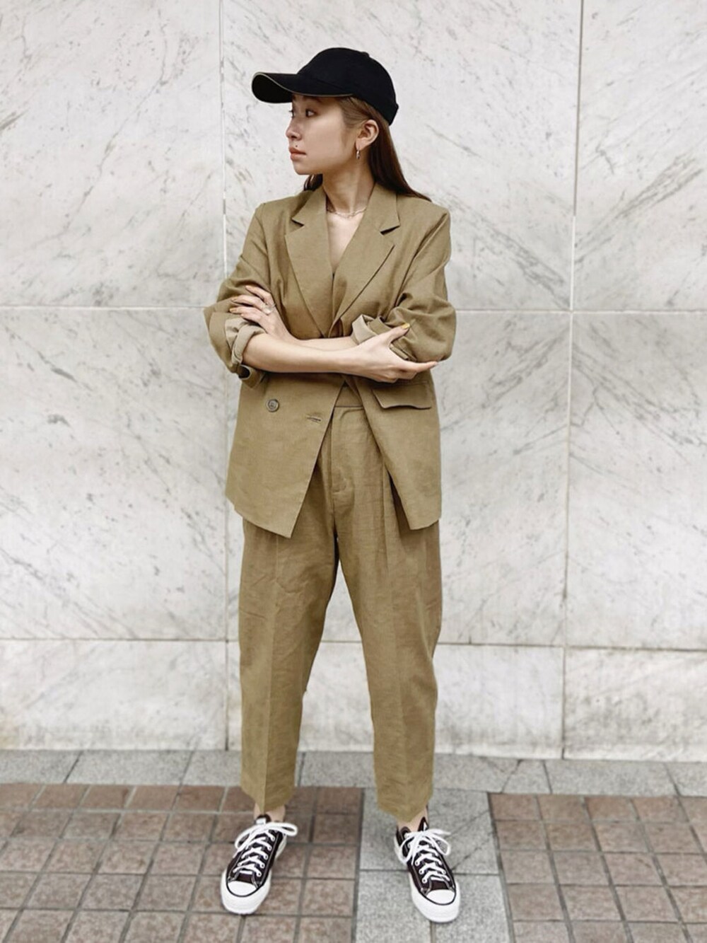 ベージュ系のテーラードジャケット、ベージュ系のその他パンツを着用したレディースの春コーディネートの3枚目の写真