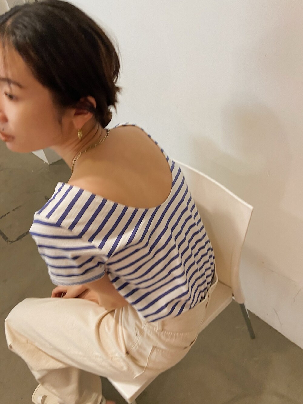 ブルー系のTシャツ/カットソー、ホワイト系のデニムパンツを着用したレディースの春コーディネートの2枚目の写真