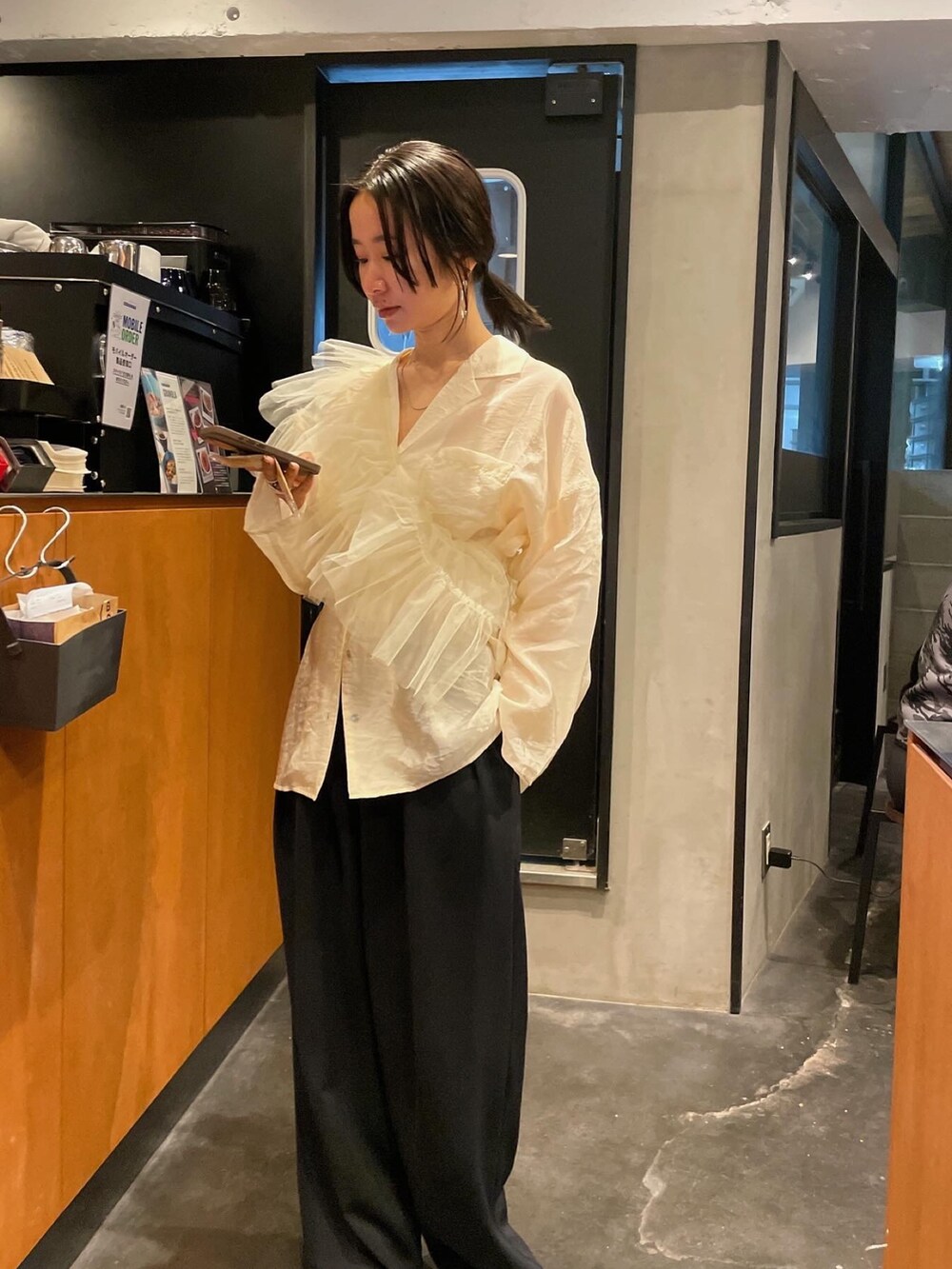 ホワイト系のシャツ/ブラウス、ベージュ系のベストを着用したレディースの冬コーディネートの2枚目の写真