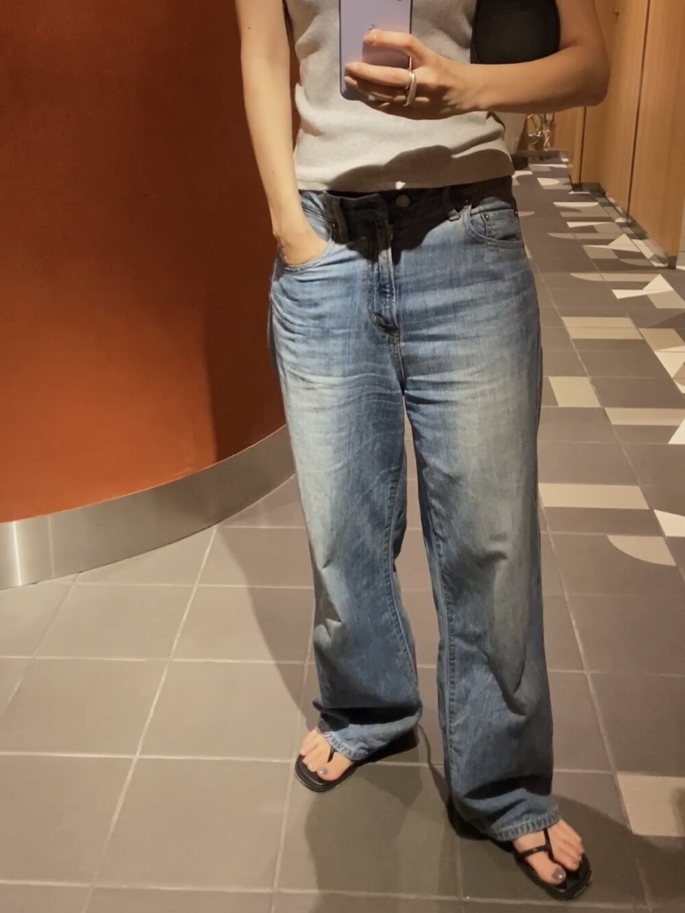 ブラック系のシャツ/ブラウス、ブルー系のデニムパンツ、ブラック系のサンダルを着用したレディースの春コーディネートの4枚目の写真