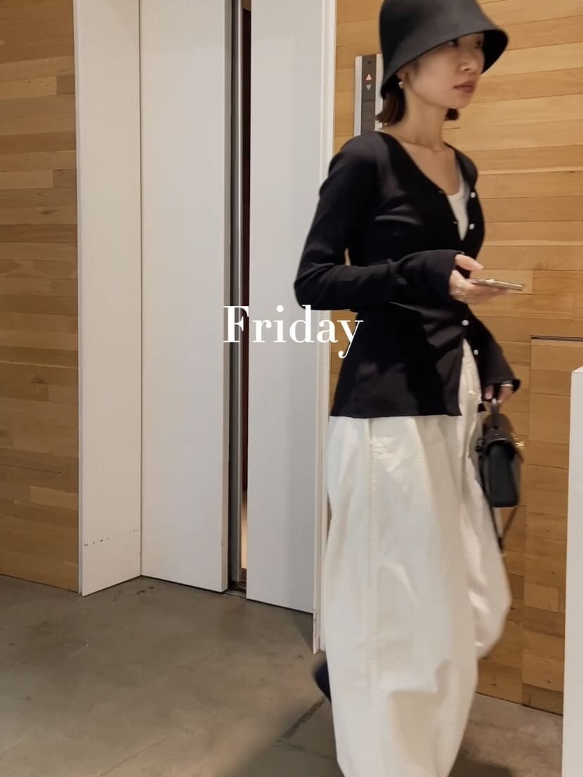 ブラック系のパンプス、ホワイト系のその他パンツ、ホワイト系のTシャツ/カットソーを着用したレディースの夏コーディネートの3枚目の写真