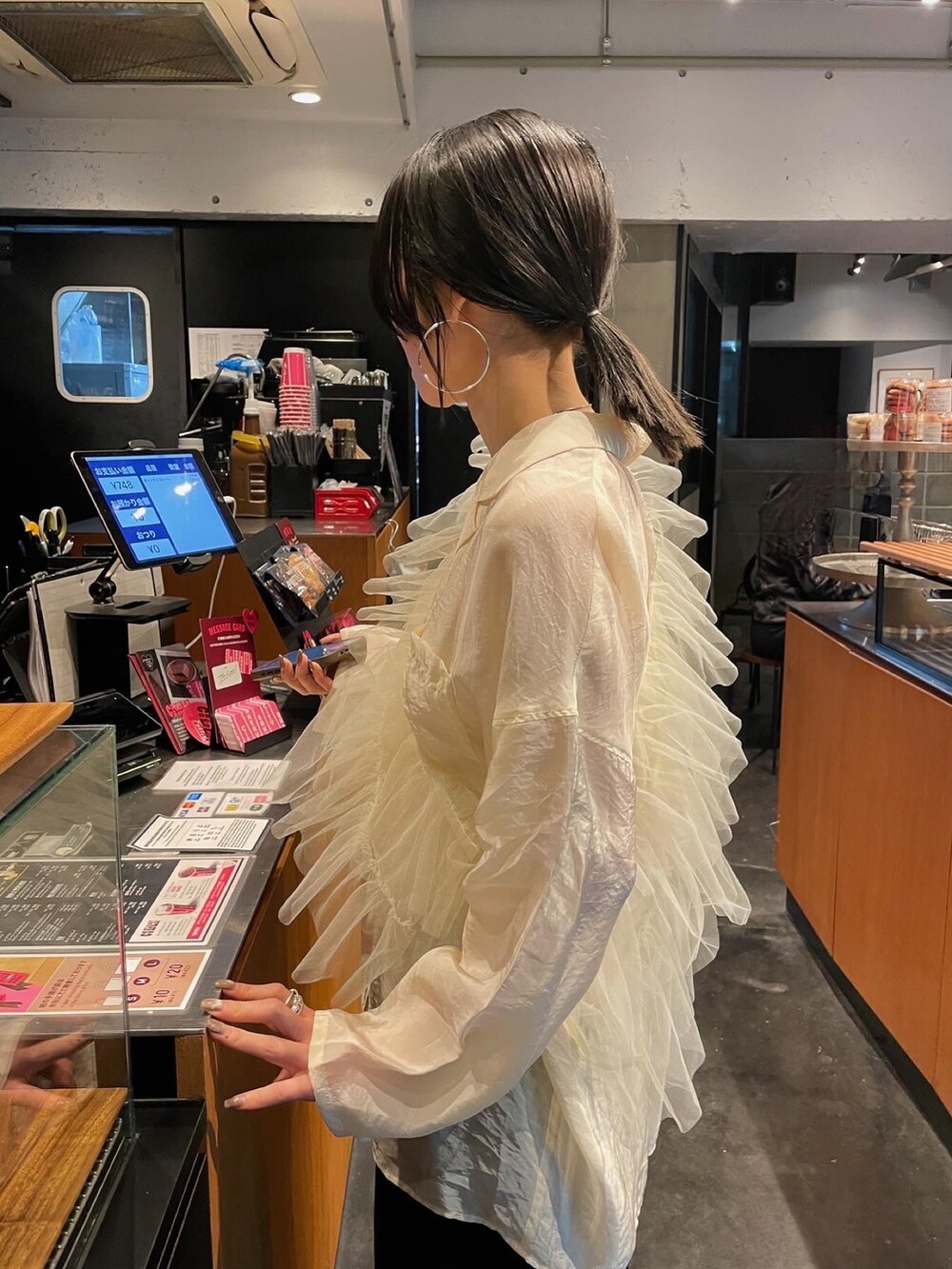 ホワイト系のシャツ/ブラウス、ベージュ系のベストを着用したレディースの冬コーディネートの5枚目の写真