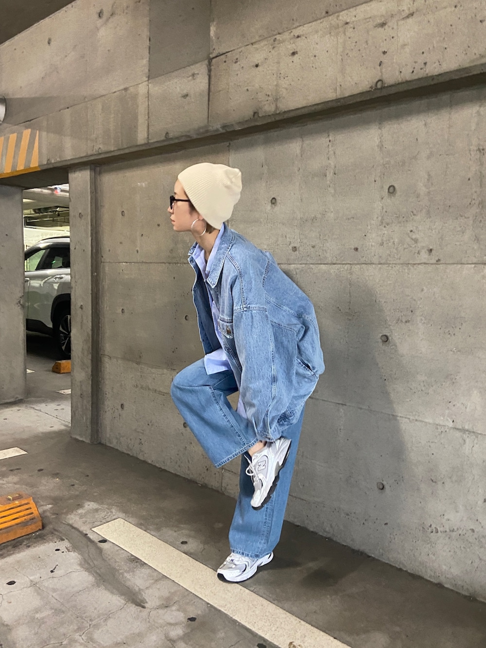 ブルー系のデニムジャケット、ブルー系のデニムパンツ、その他のシャツ/ブラウスを着用したレディースの冬コーディネートの3枚目の写真