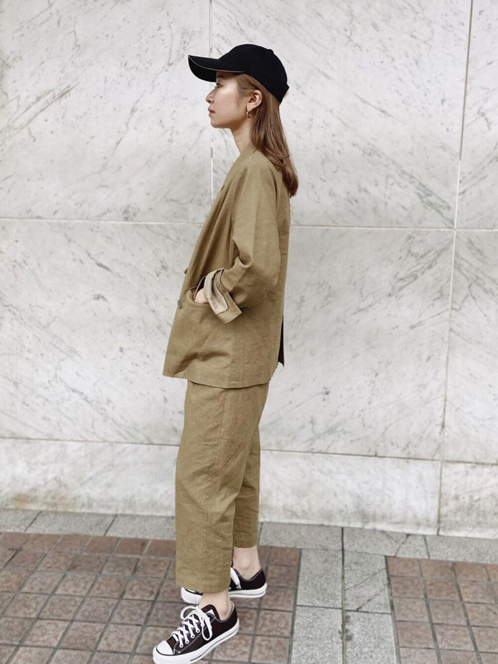 ベージュ系のテーラードジャケット、ベージュ系のその他パンツを着用したレディースの春コーディネートの4枚目の写真