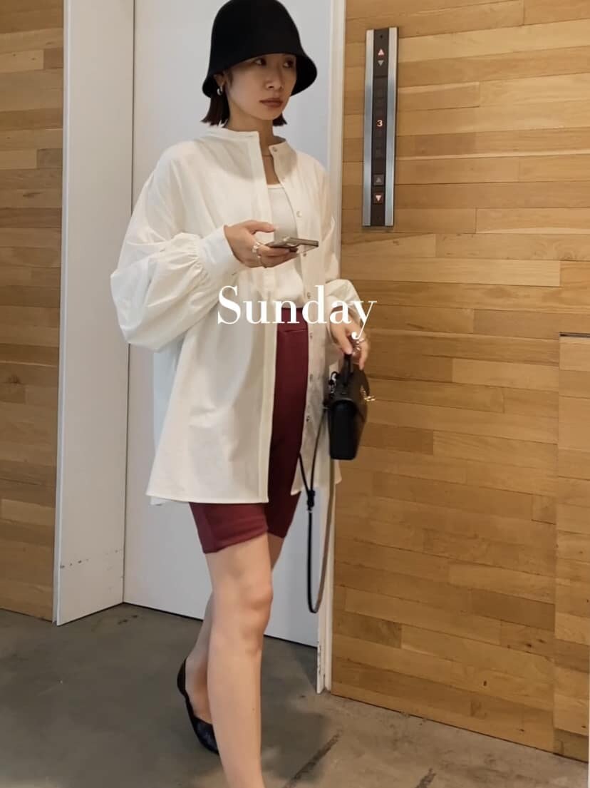 ブラック系のパンプス、ホワイト系のTシャツ/カットソー、ホワイト系のシャツ/ブラウスを着用したレディースの夏コーディネートの2枚目の写真