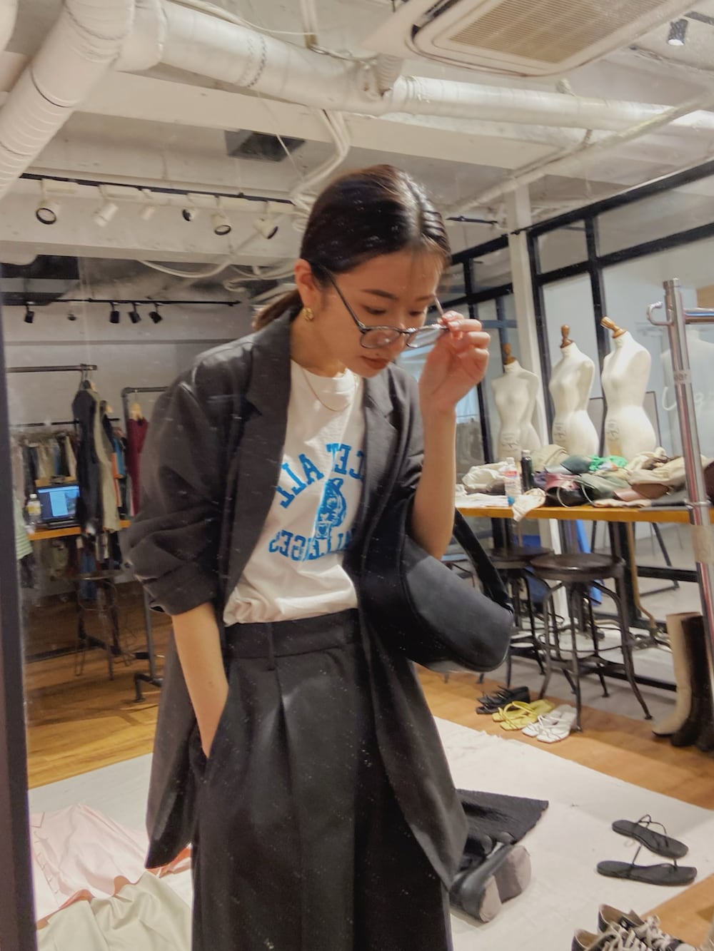 ホワイト系のTシャツ/カットソー、グレー系のセットアップを着用したレディースの春コーディネートの2枚目の写真