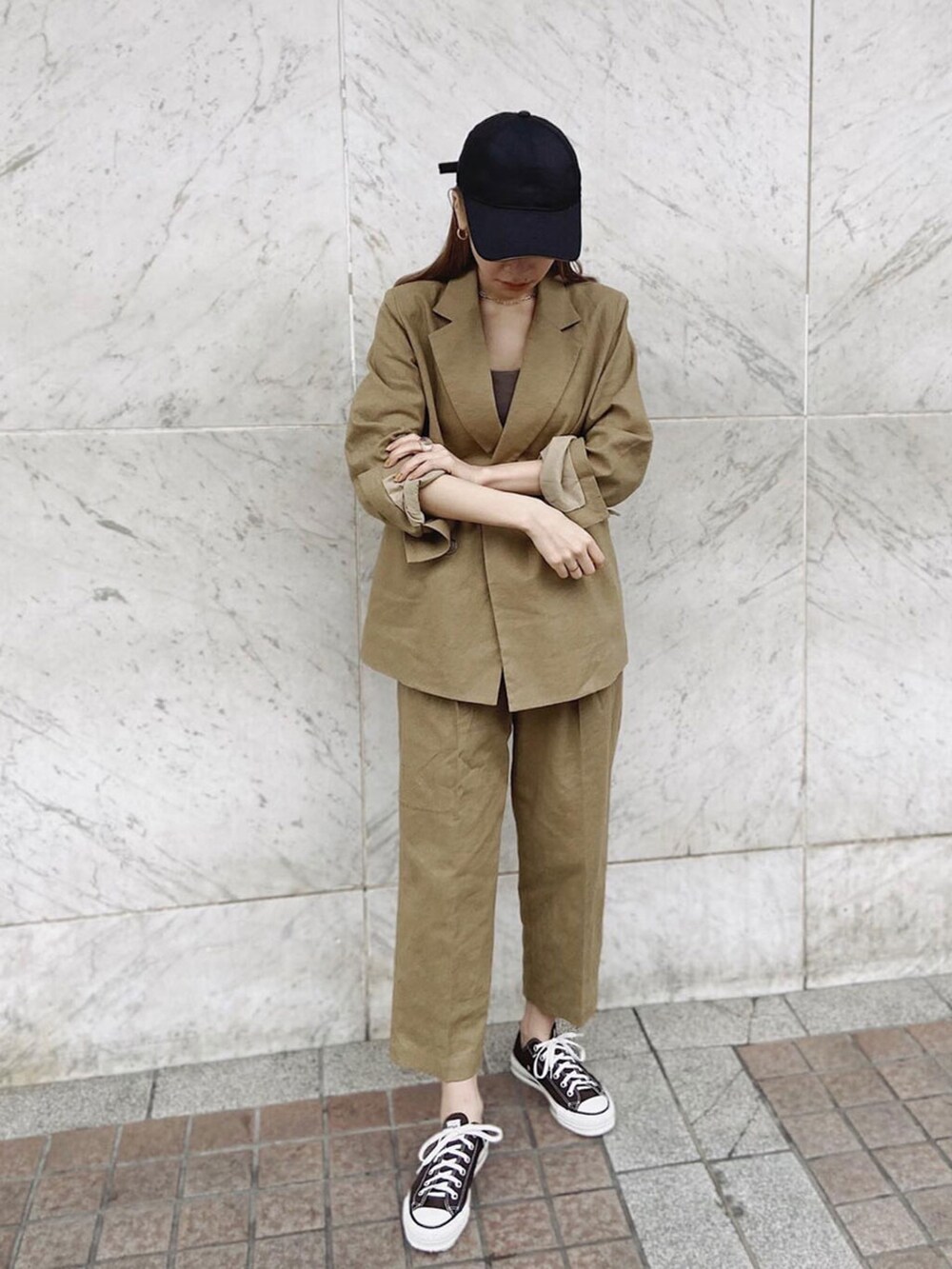 ベージュ系のテーラードジャケット、ベージュ系のその他パンツを着用したレディースの春コーディネートの2枚目の写真