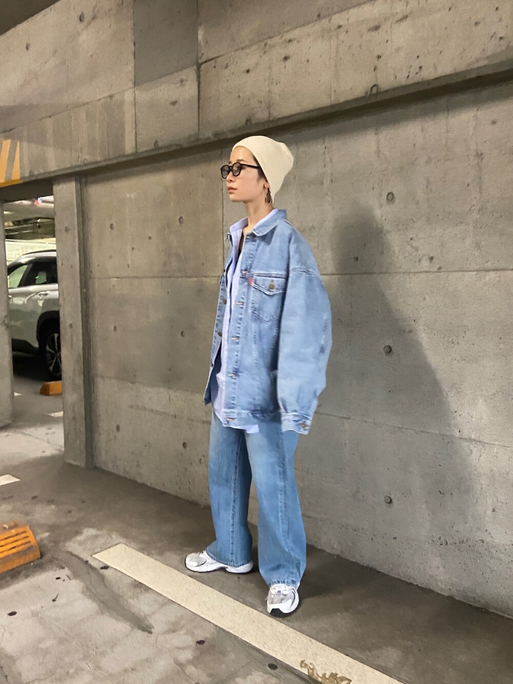 ブルー系のデニムジャケット、ブルー系のデニムパンツ、その他のシャツ/ブラウスを着用したレディースの冬コーディネートの5枚目の写真