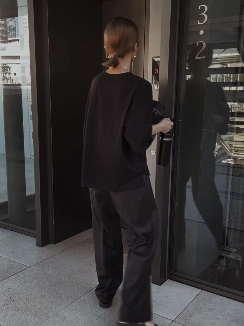 グレー系のスラックス、ブラック系のベルト、グレー系のサングラスを着用したレディースの夏コーディネートの3枚目の写真