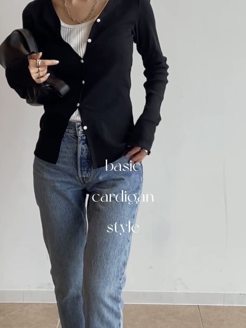 ホワイト系のTシャツ/カットソー、ブラック系のカーディガン/ボレロ、ブラック系のパンプスを着用したレディースの秋コーディネートの2枚目の写真