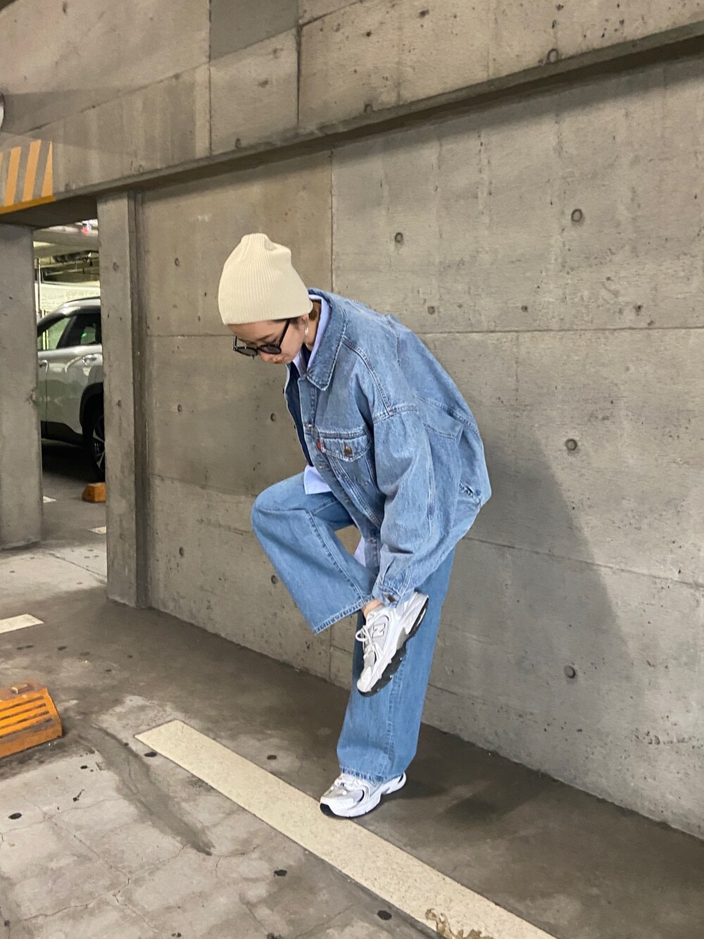 ブルー系のデニムジャケット、ブルー系のデニムパンツ、その他のシャツ/ブラウスを着用したレディースの冬コーディネートの4枚目の写真