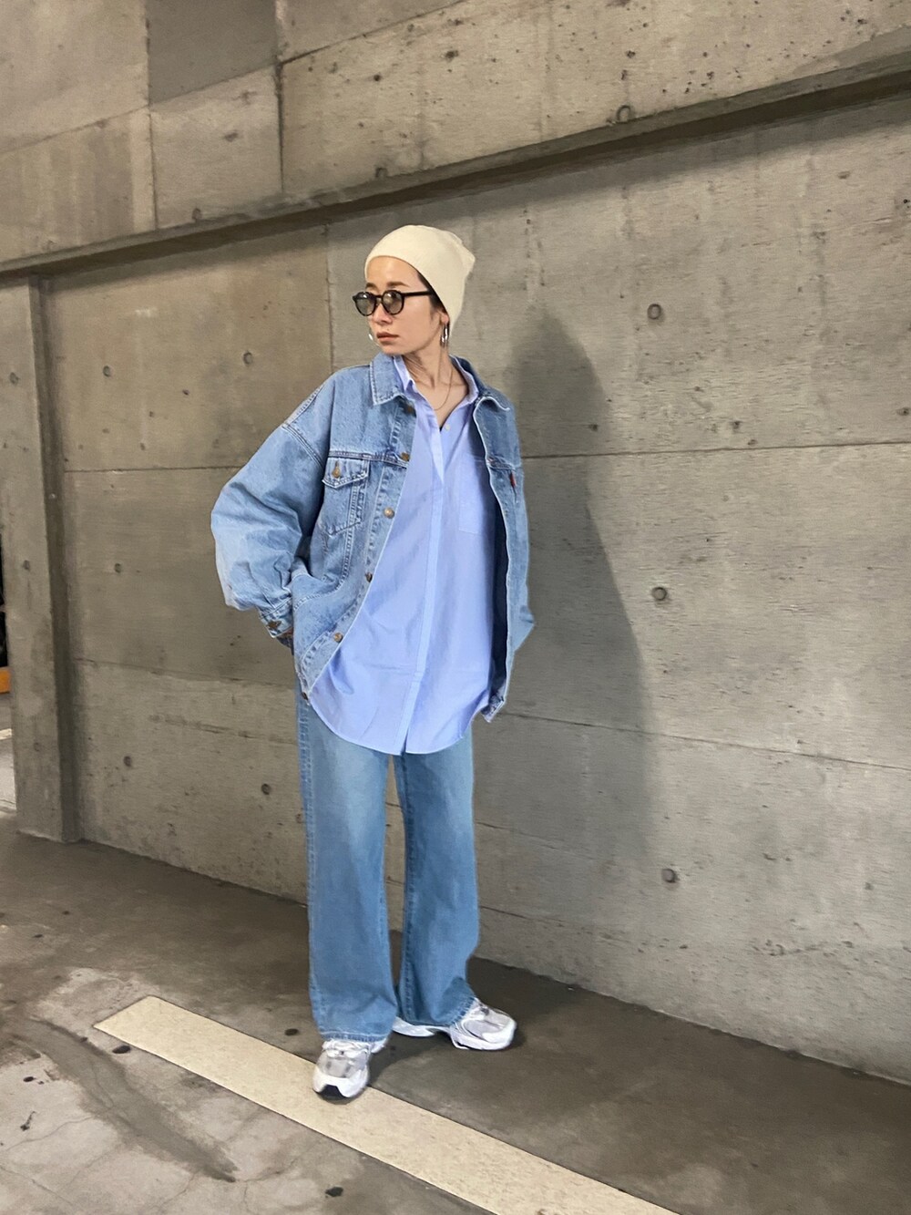 ブルー系のデニムジャケット、ブルー系のデニムパンツ、その他のシャツ/ブラウスを着用したレディースの冬コーディネートの6枚目の写真