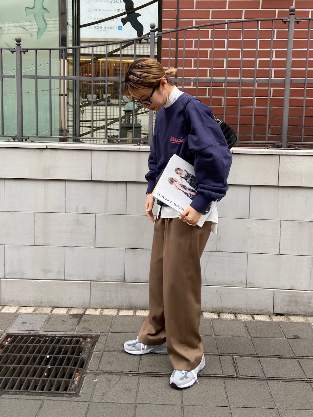 ブルー系のスウェット、ホワイト系のシャツ/ブラウス、ブラウン系のその他パンツを着用したレディースの春コーディネートの2枚目の写真