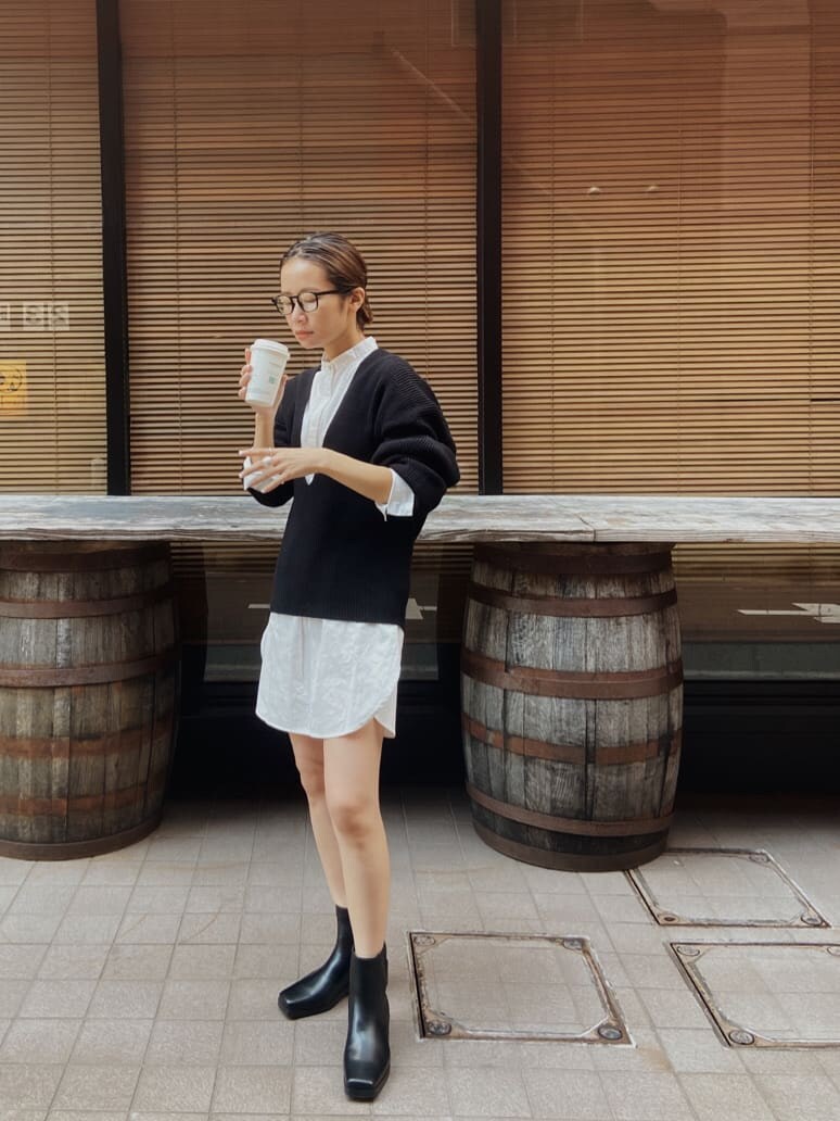 ホワイト系のシャツ/ブラウス、ブラック系のブーツ、ブラック系のニット/セーターを着用したレディースの秋コーディネートの3枚目の写真