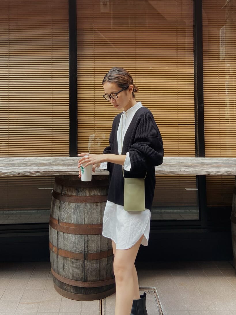 ホワイト系のシャツ/ブラウス、ブラック系のブーツ、ブラック系のニット/セーターを着用したレディースの秋コーディネートの2枚目の写真