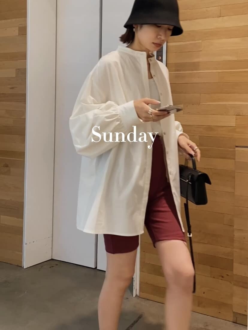 ブラック系のパンプス、ホワイト系のTシャツ/カットソー、ホワイト系のシャツ/ブラウスを着用したレディースの夏コーディネートの3枚目の写真