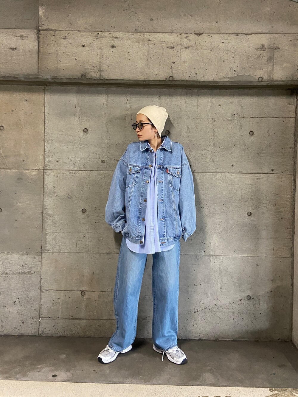 ブルー系のデニムジャケット、ブルー系のデニムパンツ、その他のシャツ/ブラウスを着用したレディースの冬コーディネートの8枚目の写真