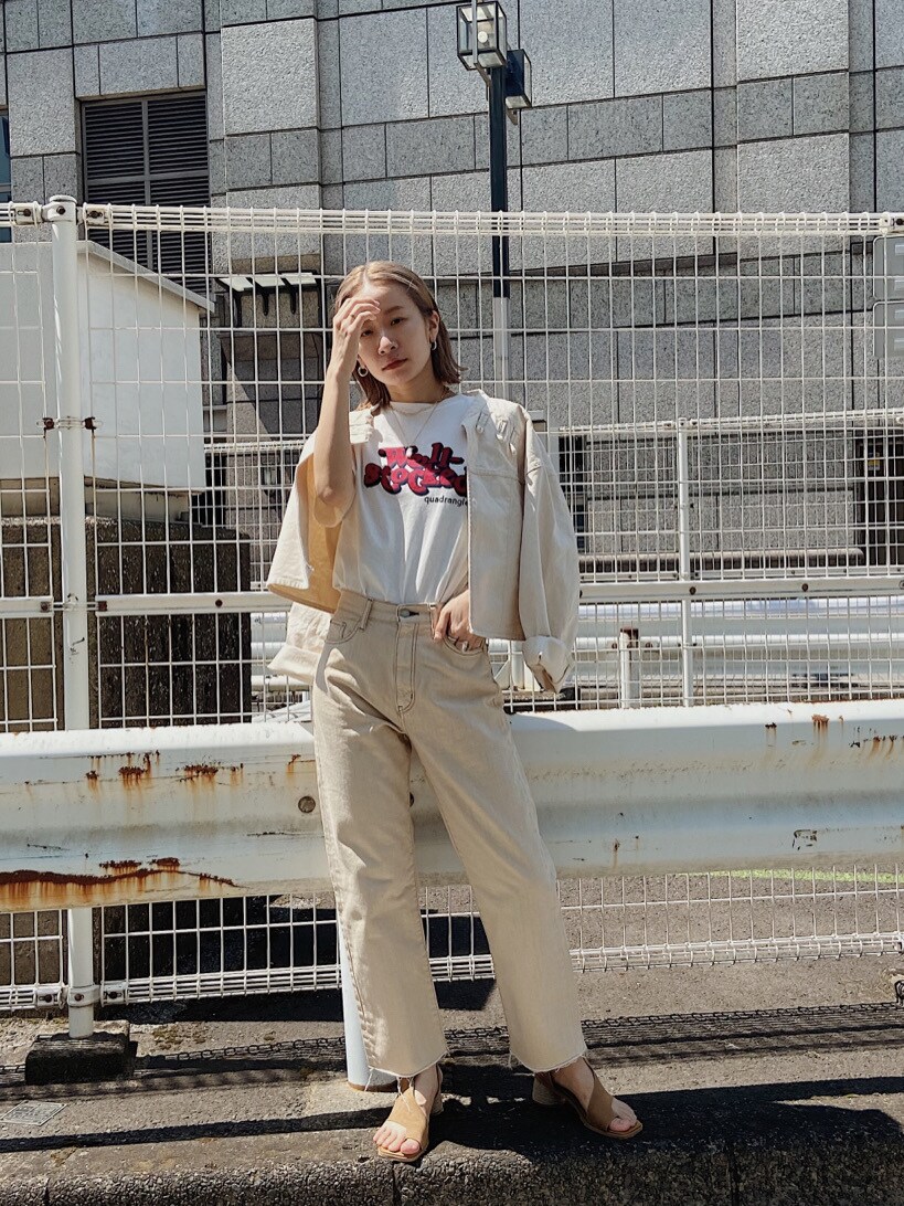 ホワイト系のデニムパンツ、ホワイト系のブルゾン、ホワイト系のTシャツ/カットソーを着用したレディースの春コーディネートの2枚目の写真