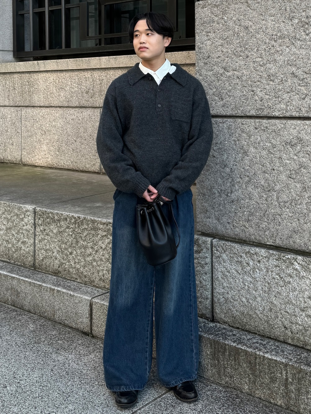 グレー系のポロシャツ、ホワイト系のシャツ/ブラウス、ブラック系のショルダーバッグを着用したメンズの春コーディネートの3枚目の写真