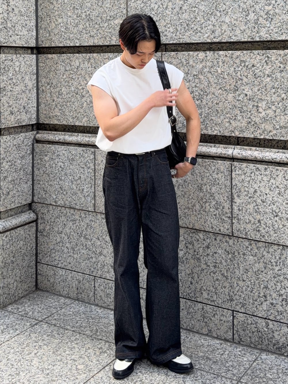 ホワイト系のTシャツ/カットソー、ブラック系のショルダーバッグ、ブラック系のデニムパンツを着用したメンズの春コーディネートの3枚目の写真