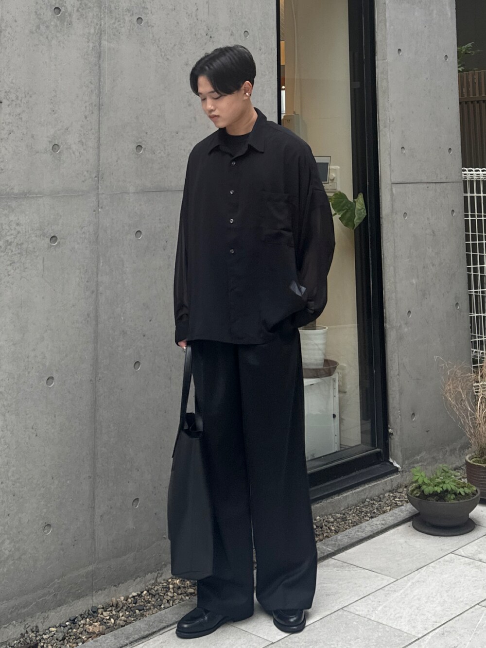 ブラック系のシャツ/ブラウス、ブラック系のトートバッグ、ブラック系のスラックスを着用したメンズの秋コーディネートの2枚目の写真