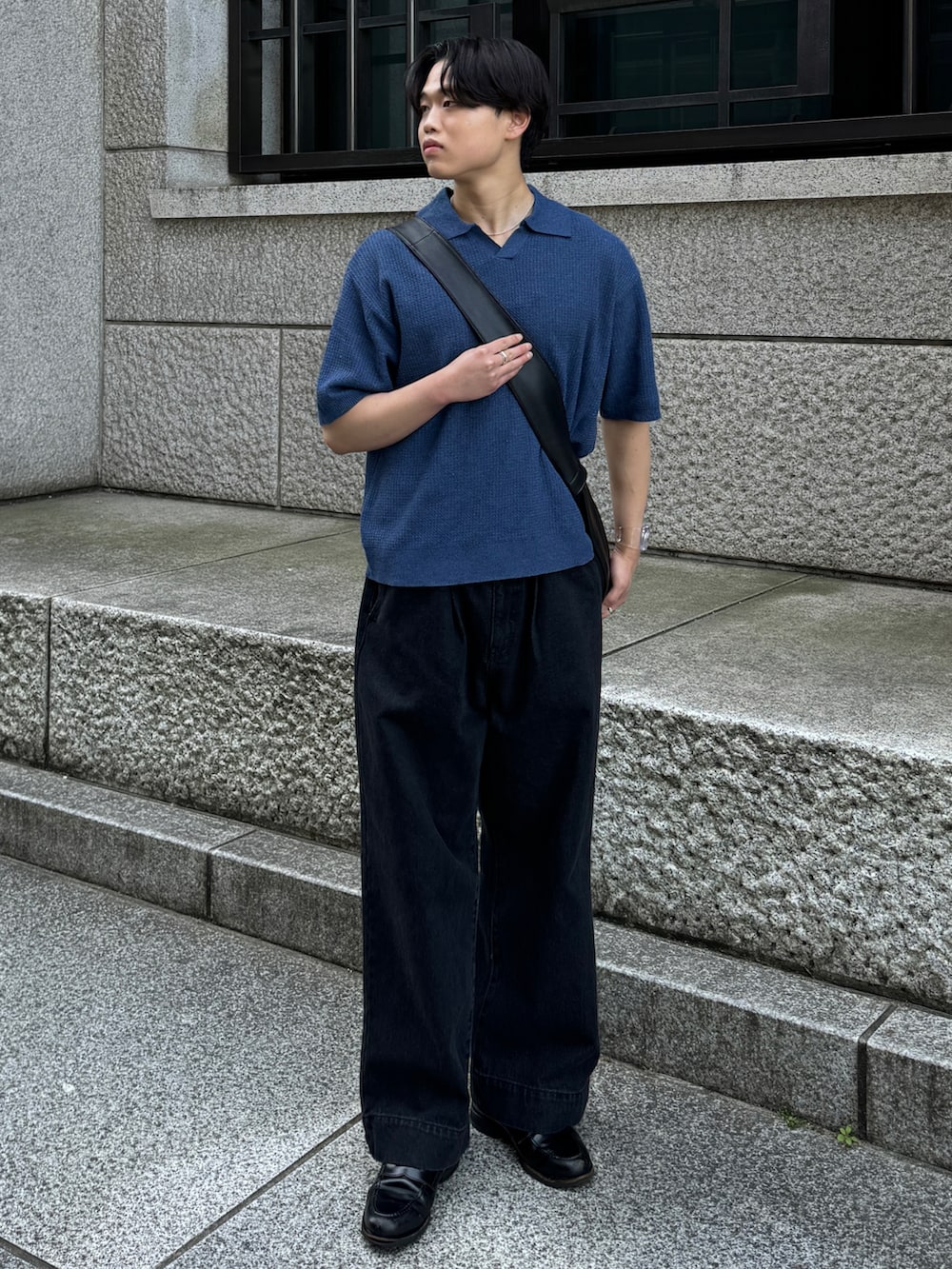 「最近のいい感じコーデ、スキッパーシャツ、スキッパー、スキッパーニット、ポロシャツ、ポロシャツコーデ、デニム、夏コーデ、夏服、夏服コーデ、ショルダーバッグ、レザーバッグ、キレイめカジュアル、韓国コーデ、韓国ファッション」｜「LUENNAの【LUENNA】 Skipper Knit Polo Shirt / スキッパー ニットポロシャツ（ポロシャツ、ブルー系）」を使った、Asuさん（メンズ・178cm）の春コーディネートの2枚目の写真