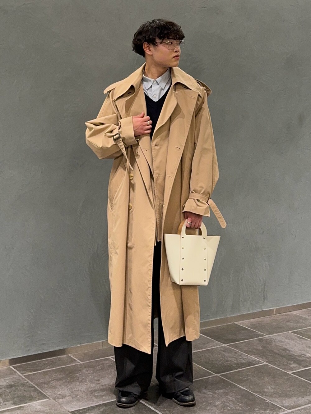 ブルー系のベスト、ブルー系のシャツ/ブラウス、ホワイト系のハンドバッグを着用したメンズの冬コーディネートの3枚目の写真