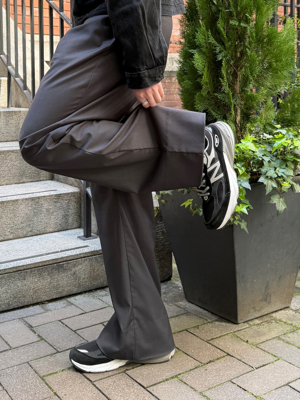 その他のデニムジャケット、ブルー系のシャツ/ブラウス、グレー系のスラックスを着用したメンズの春コーディネートの5枚目の写真