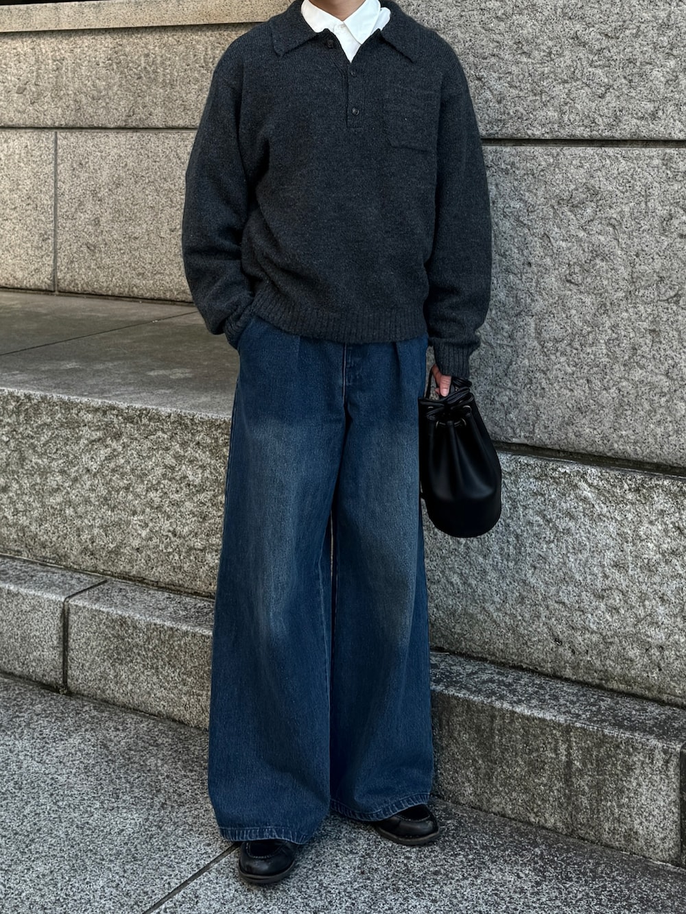 グレー系のポロシャツ、ホワイト系のシャツ/ブラウス、ブラック系のショルダーバッグを着用したメンズの春コーディネートの2枚目の写真