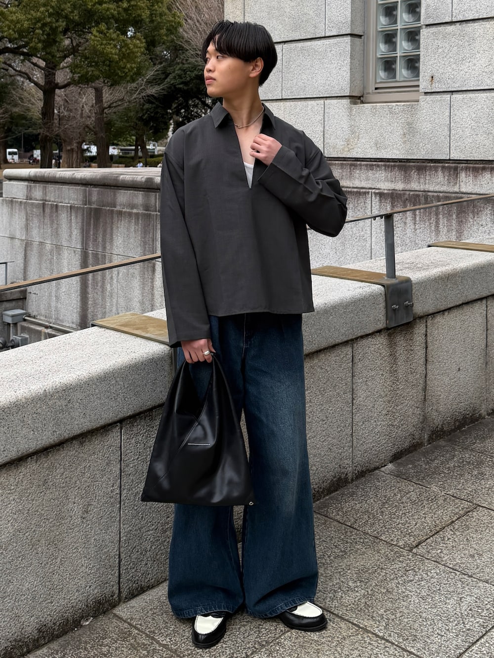 グレー系のシャツ/ブラウス、ブルー系のデニムパンツ、その他のローファーを着用したメンズの春コーディネートの2枚目の写真