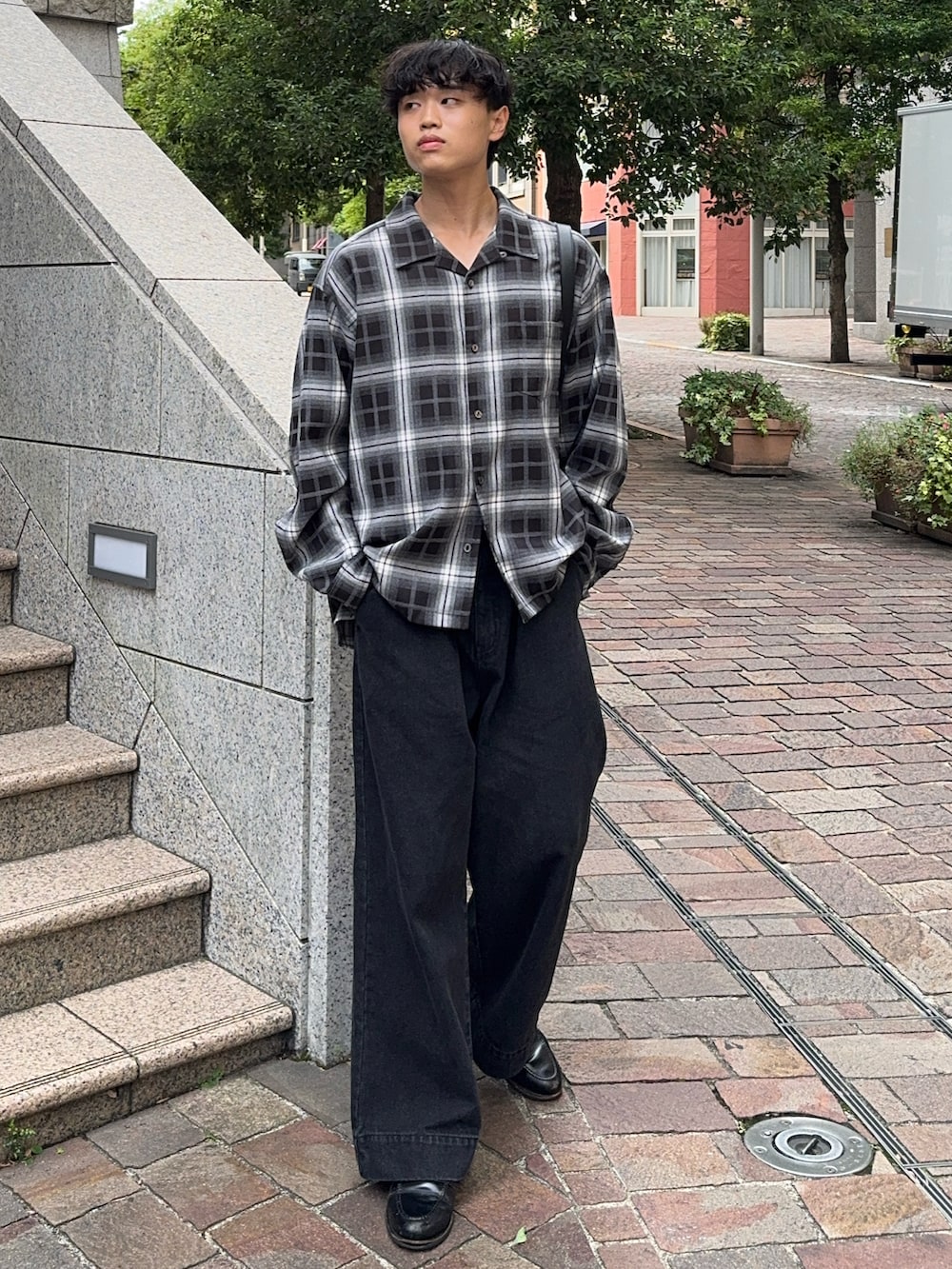 ブラック系のシャツ/ブラウス、ブラック系のデニムパンツ、ブラック系のローファーを着用したメンズの秋コーディネートの2枚目の写真