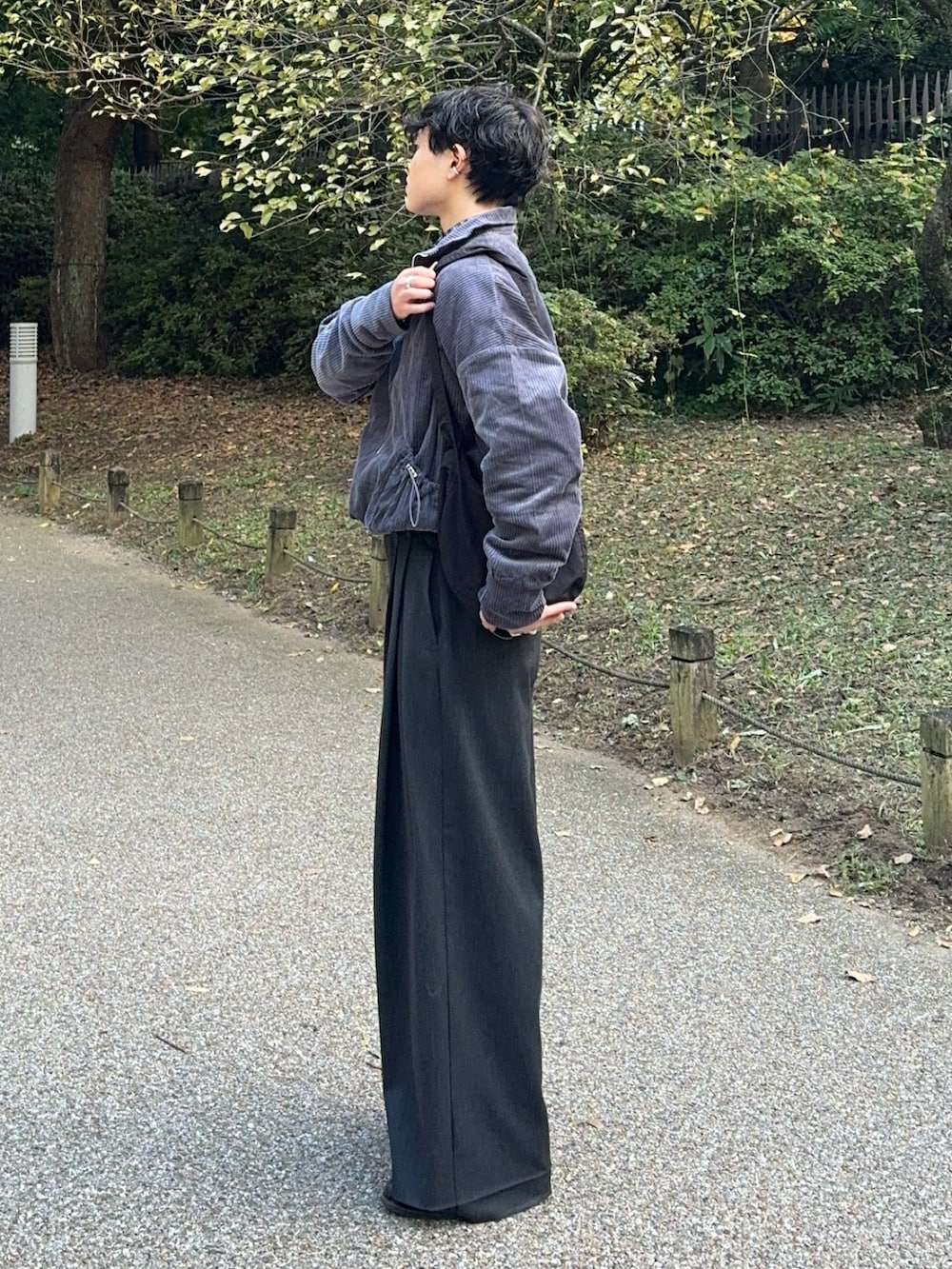 グレー系のブルゾン、グレー系のシャツ/ブラウス、ブラック系のスラックスを着用したメンズの秋コーディネートの2枚目の写真
