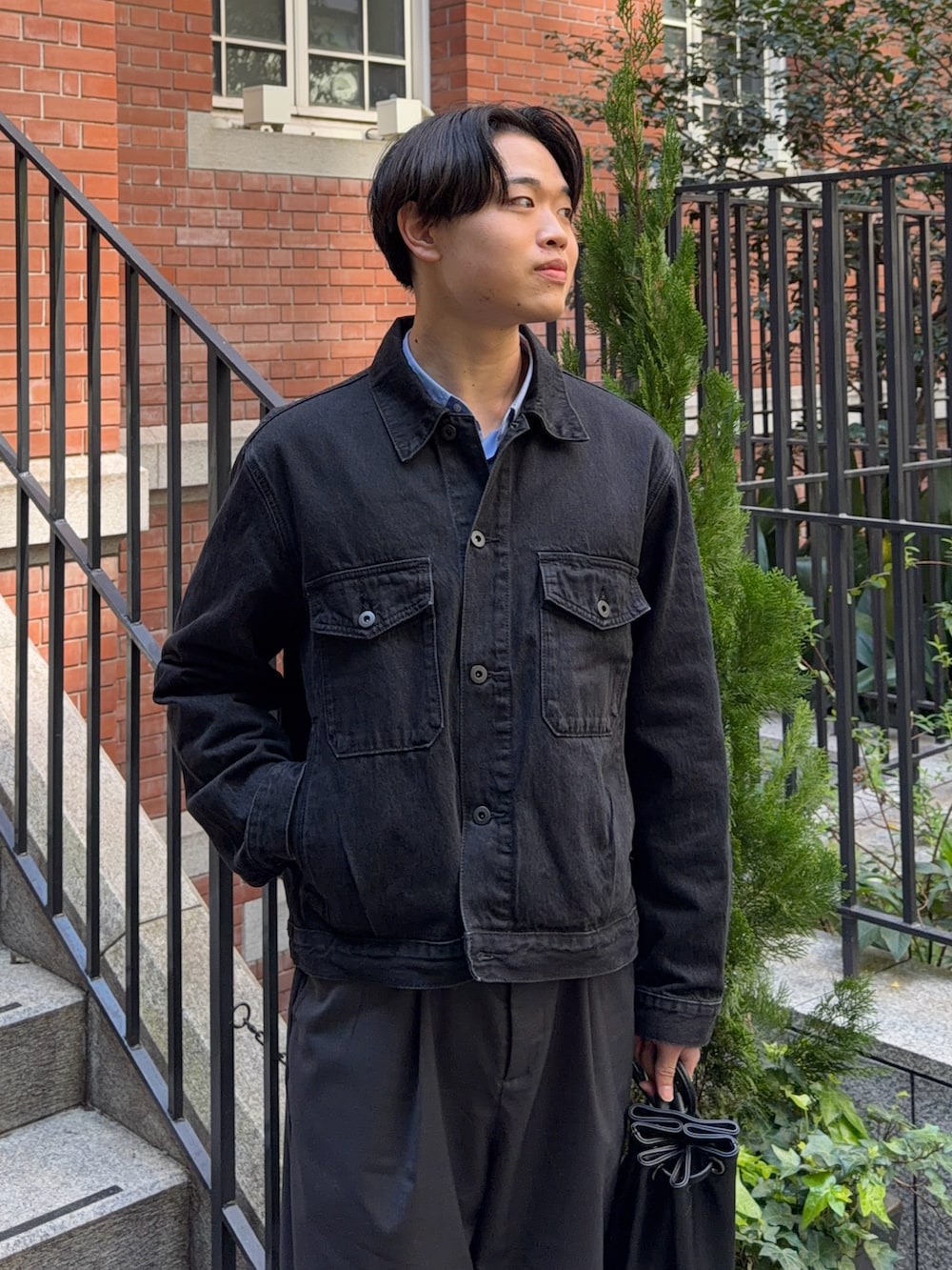 その他のデニムジャケット、ブルー系のシャツ/ブラウス、グレー系のスラックスを着用したメンズの春コーディネートの2枚目の写真