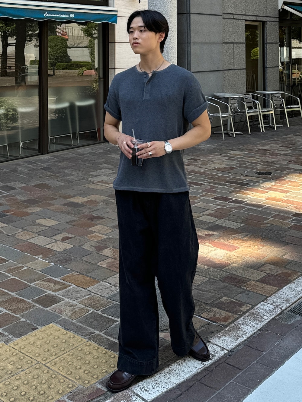 「ヘンリーネック、ヘンリーネックＴシャツ、ニットポロ、ポロシャツ、ポロシャツコーデ、デニム、デニムパンツ、デニムコーデ、きれいめカジュアル、キレイめ、きれいめ、キレイめカジュアル、きれいめコーディネート、キレイめコーデ、きれいめコーデ」｜「THE CLEのHENLEY NECK POLO SHIRT（ニット/セーター、グレー系）」を使った、Asuさん（メンズ・178cm）の夏コーディネートの2枚目の写真