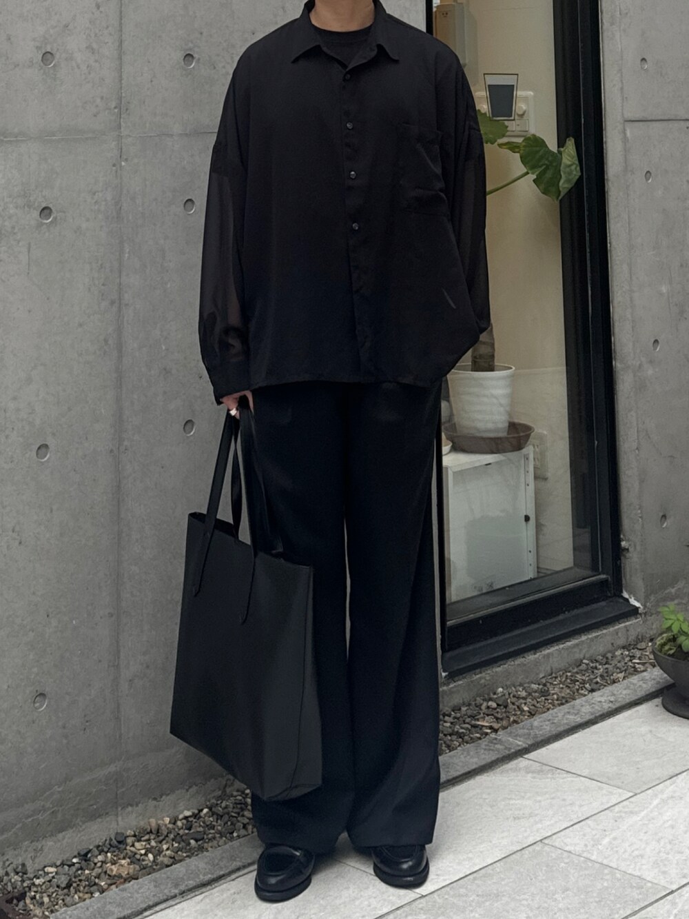 ブラック系のシャツ/ブラウス、ブラック系のトートバッグ、ブラック系のスラックスを着用したメンズの秋コーディネートの3枚目の写真