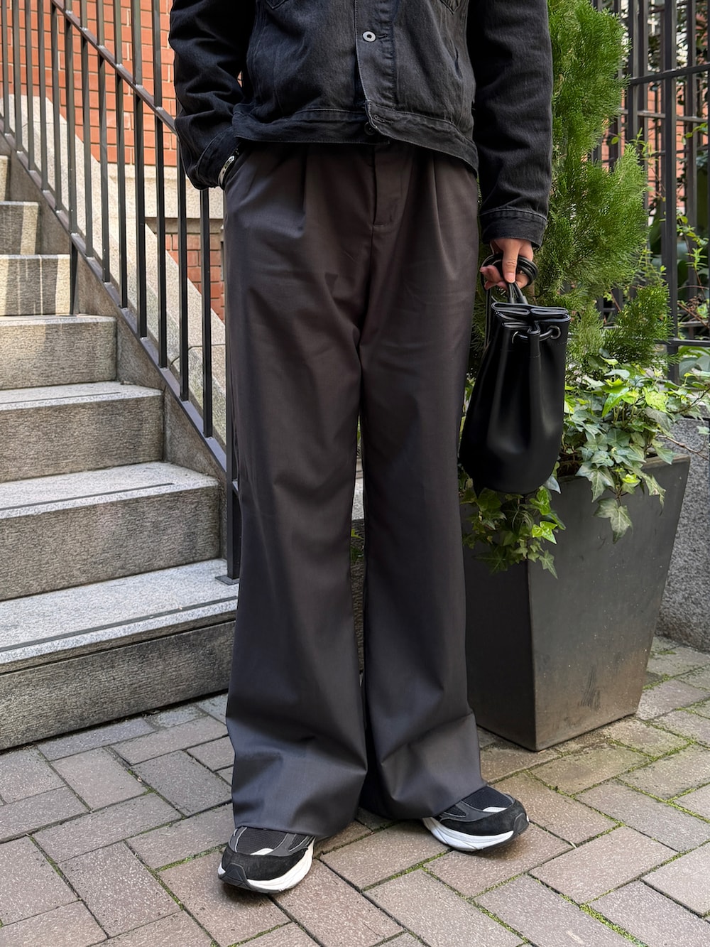 その他のデニムジャケット、ブルー系のシャツ/ブラウス、グレー系のスラックスを着用したメンズの春コーディネートの4枚目の写真