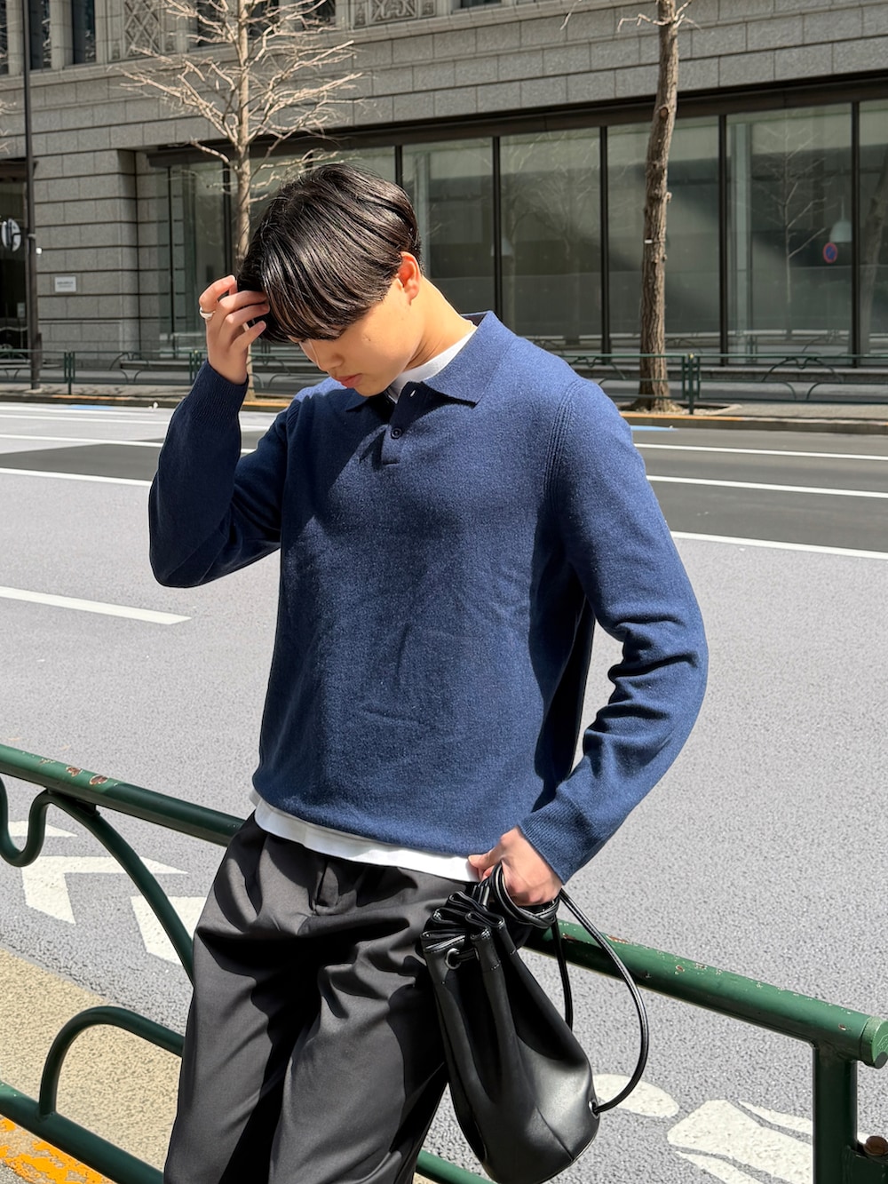 ホワイト系のTシャツ/カットソー、グレー系のスラックス、その他のローファーを着用したメンズの春コーディネートの4枚目の写真