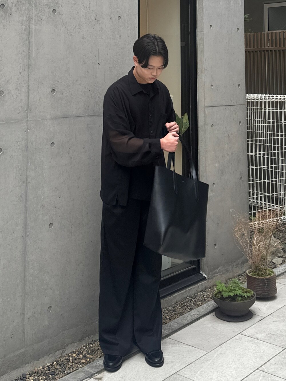 ブラック系のシャツ/ブラウス、ブラック系のトートバッグ、ブラック系のスラックスを着用したメンズの秋コーディネートの4枚目の写真