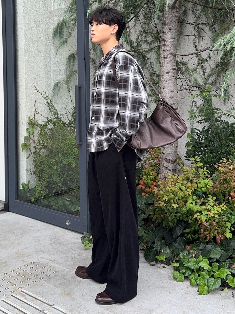 ブラック系のシャツ/ブラウス、ブラック系のその他パンツ、ブラウン系のショルダーバッグを着用したメンズの秋コーディネートの3枚目の写真