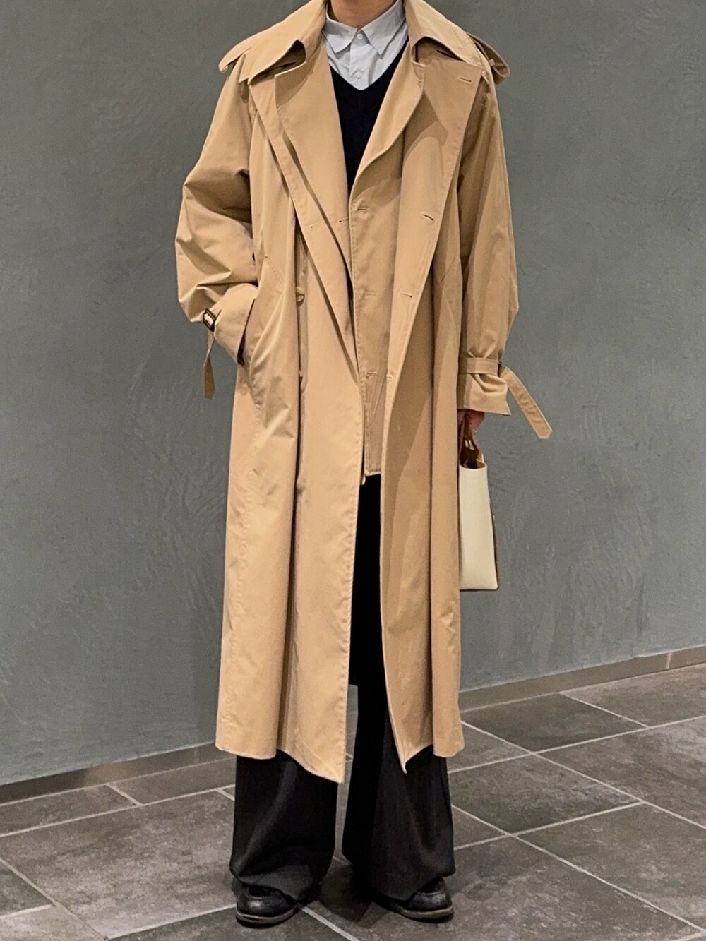 ブルー系のベスト、ブルー系のシャツ/ブラウス、ホワイト系のハンドバッグを着用したメンズの冬コーディネートの2枚目の写真