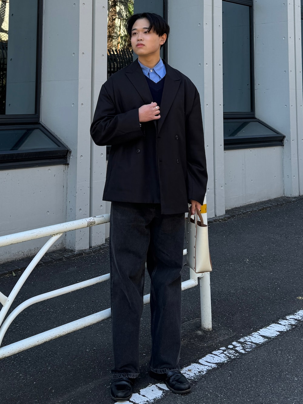 ブラック系のテーラードジャケット、ブルー系のシャツ/ブラウス、ブラック系のローファーを着用したメンズの冬コーディネートの2枚目の写真